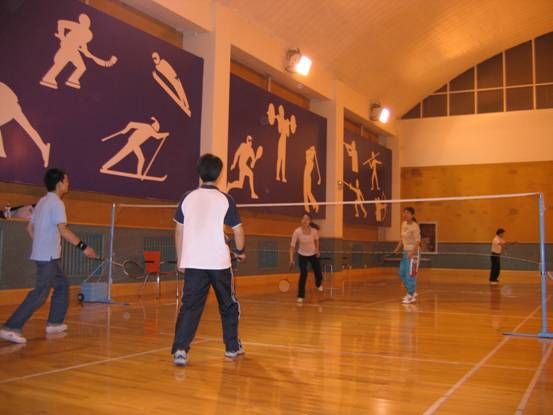 双打比赛正在激烈紧张地进行