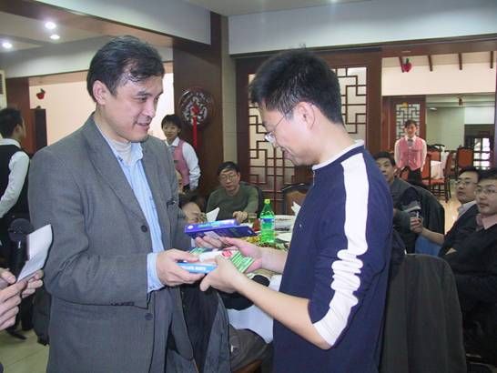 黄正助理向优胜者颁奖