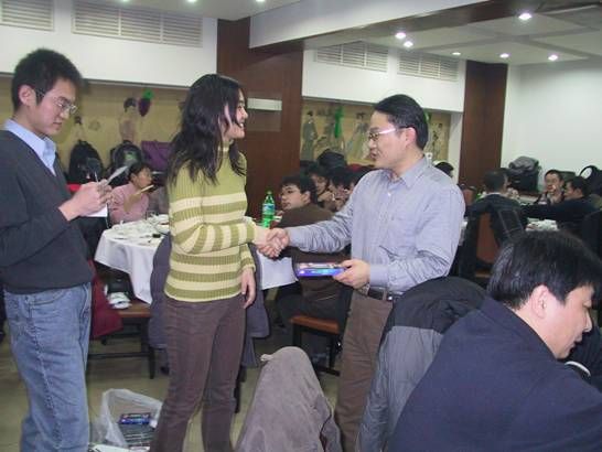 倪宏副主任向优胜者颁奖