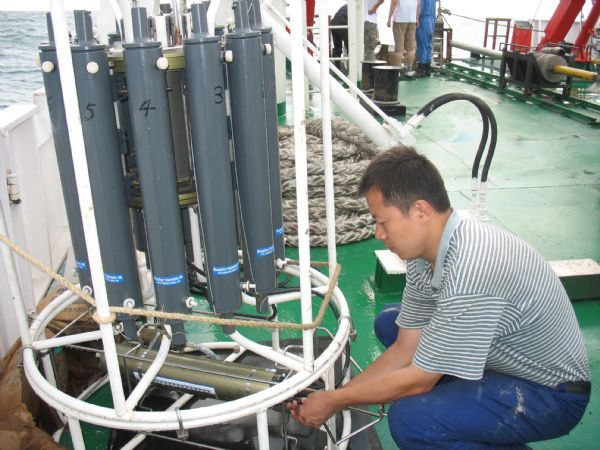 郭永刚同志在试验现场