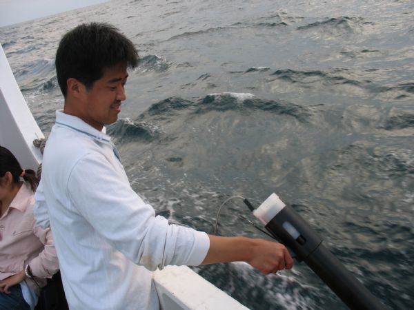 崔志光同志在试验现场